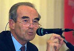 Photo de Robert Badinter s'exprimant au micro